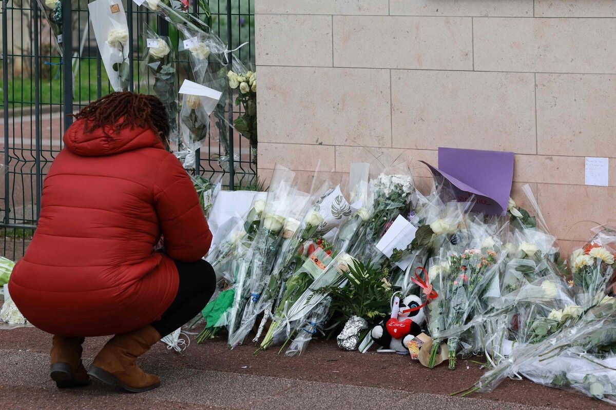Trauernde legten Blumen in der Nähe des Tatorts nieder. afp