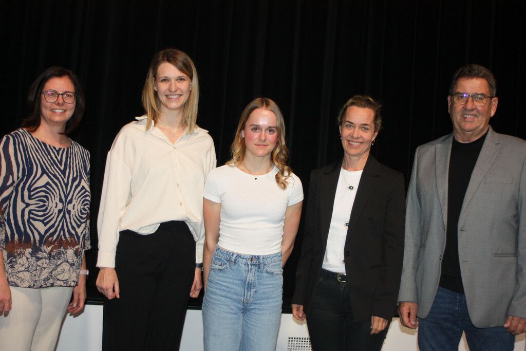 TS-Rankweil-Staatsmeisterin Larissa Gschliesser (3. v. l.) mit ihrer Trainerin erhielt von Rankweils Bürgermeisterin Katharina Wöß-Krall (l.) und den zwei Gemeinderäten Karin Reith (zweite von links) und Helmut Jenny die besten Glückwünsche.VN-TK
