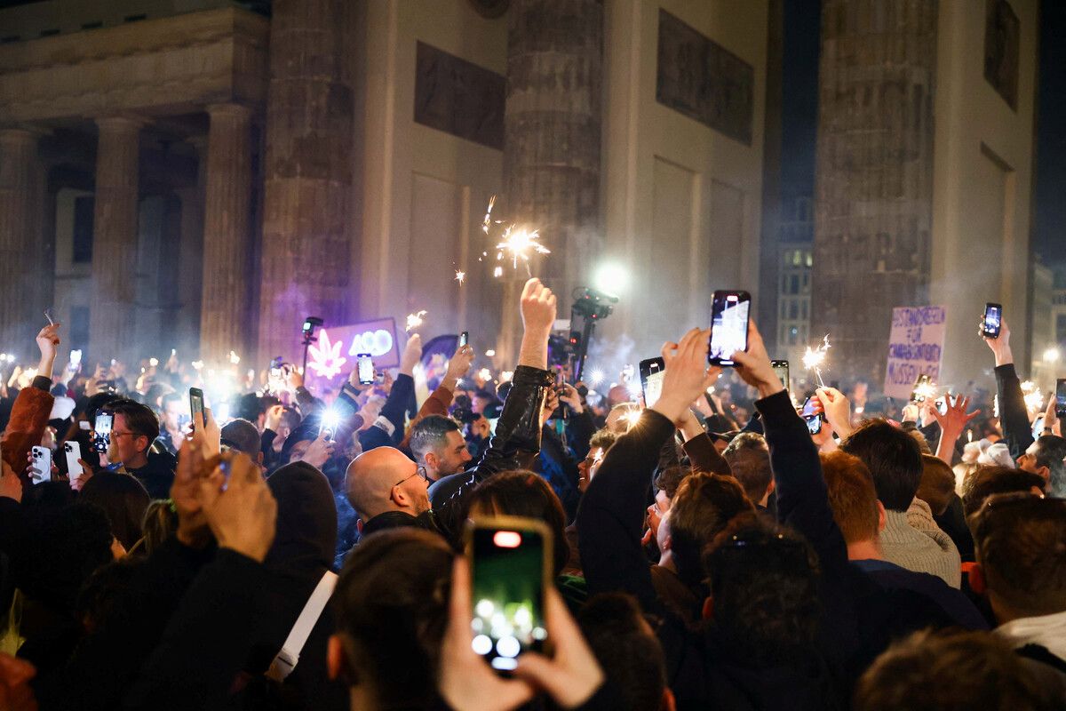 Um Mitternacht versammelten sich Cannabis-Fans am Brandenburger Tor in Berlin, um ihre neuen Freiheiten zu feiern. reuters