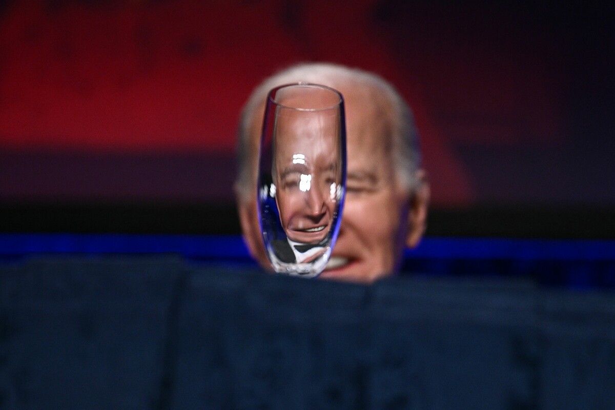 US-Präsident Joe Biden hat beim traditionellen Galadinner des Washingtoner Pressekorps Witze über Ex-Präsident Donald Trump gerissen. AFP