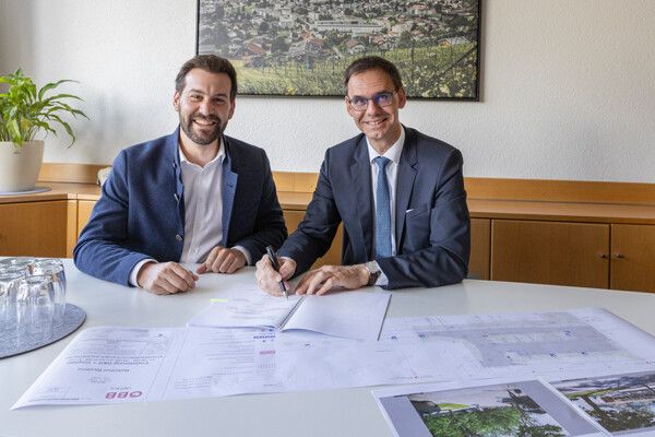Vertragsunterzeichnung von Bürgermeister Simon Tschann und Landeshauptmann Markus Wallner. Land Vorarlberg/Cornelia Hefel