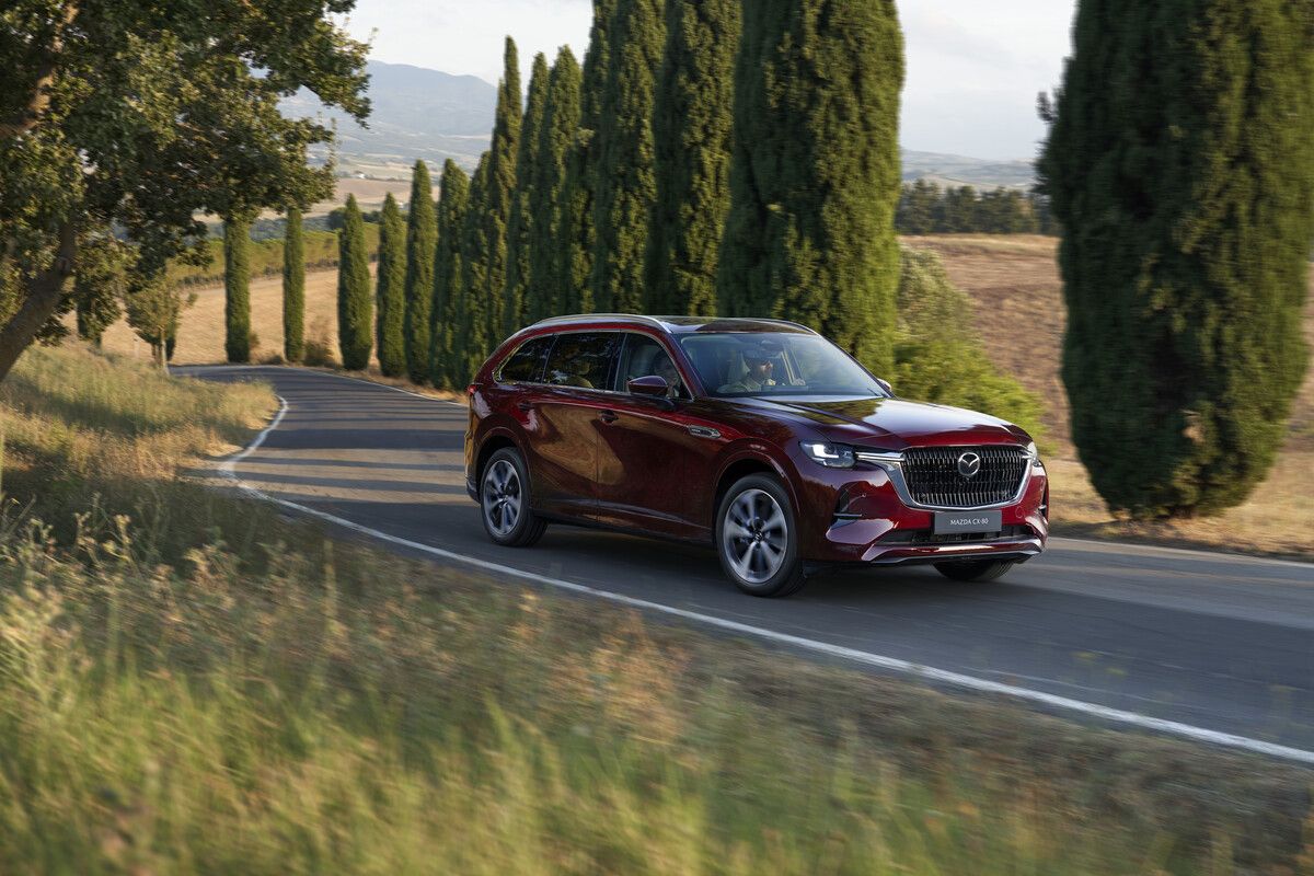 Viele Marken-Fans machten große Augen, als Mazda vor knapp zwei Jahren mit dem CX-60 einen Crossover von 4,75 Meter Länge und damit ein neues Spitzenmodell für Europa präsentierte. Jetzt legen die Japaner noch was drauf – und zwar exakt 25 Zentimeter in Länge und Radstand sowie 2,4 Zentimeter in der Höhe. CX-80 heißt das neue, mächtige Marken-Flaggschiff. Zwei Antriebe sind für den CX-80 im Programm, die jeweils Allradantrieb und die Achtgang-Automatik serienmäßig aufweisen. Ein Plug-in-Hybrid stellt 327 PS Systemleistung bereit, der 3,3-Liter-Diesel mit 6 Zylindern leistet 254 PS.