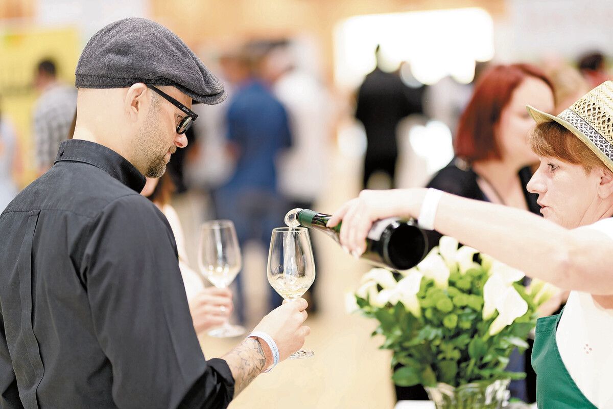 VN-Abonnent:innen besuchen die 25. Vinobile am Sonntag, 28. April 2024 im Montforthaus Feldkirch zum Vorteilspreis und sparen 5 Euro auf den Eintritt.Veranstalter