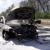 Auto auf der A 14 in Flammen