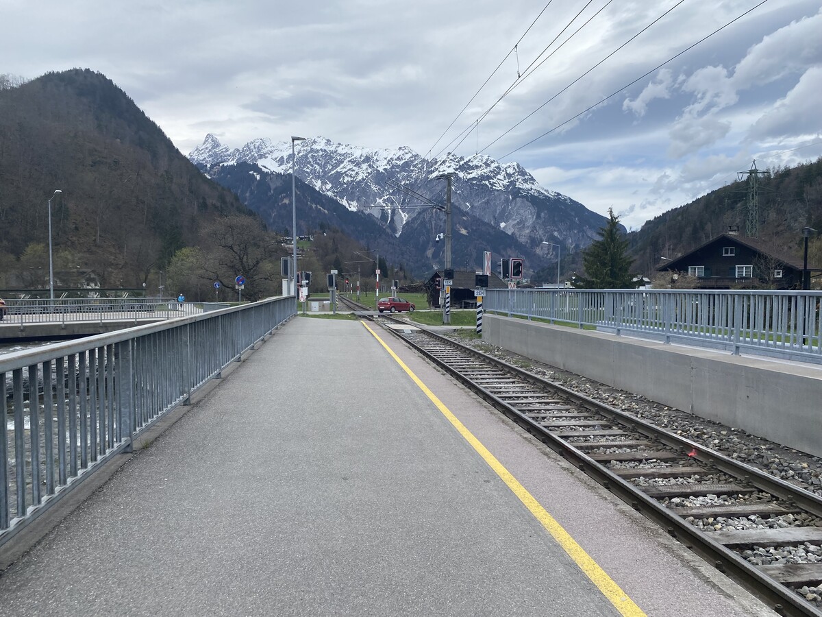 Von hier aus gesehen hinter der Kreuzung soll künftig die Montafonerbahn halten. VN/JUN (2)