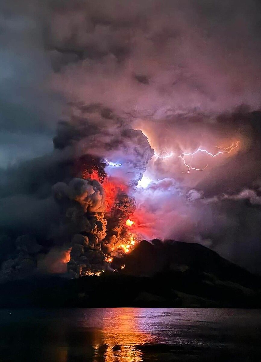 Wegen der Eruptionen drohen Teile der Vulkaninsel ins Meer zu stürzen. AFP