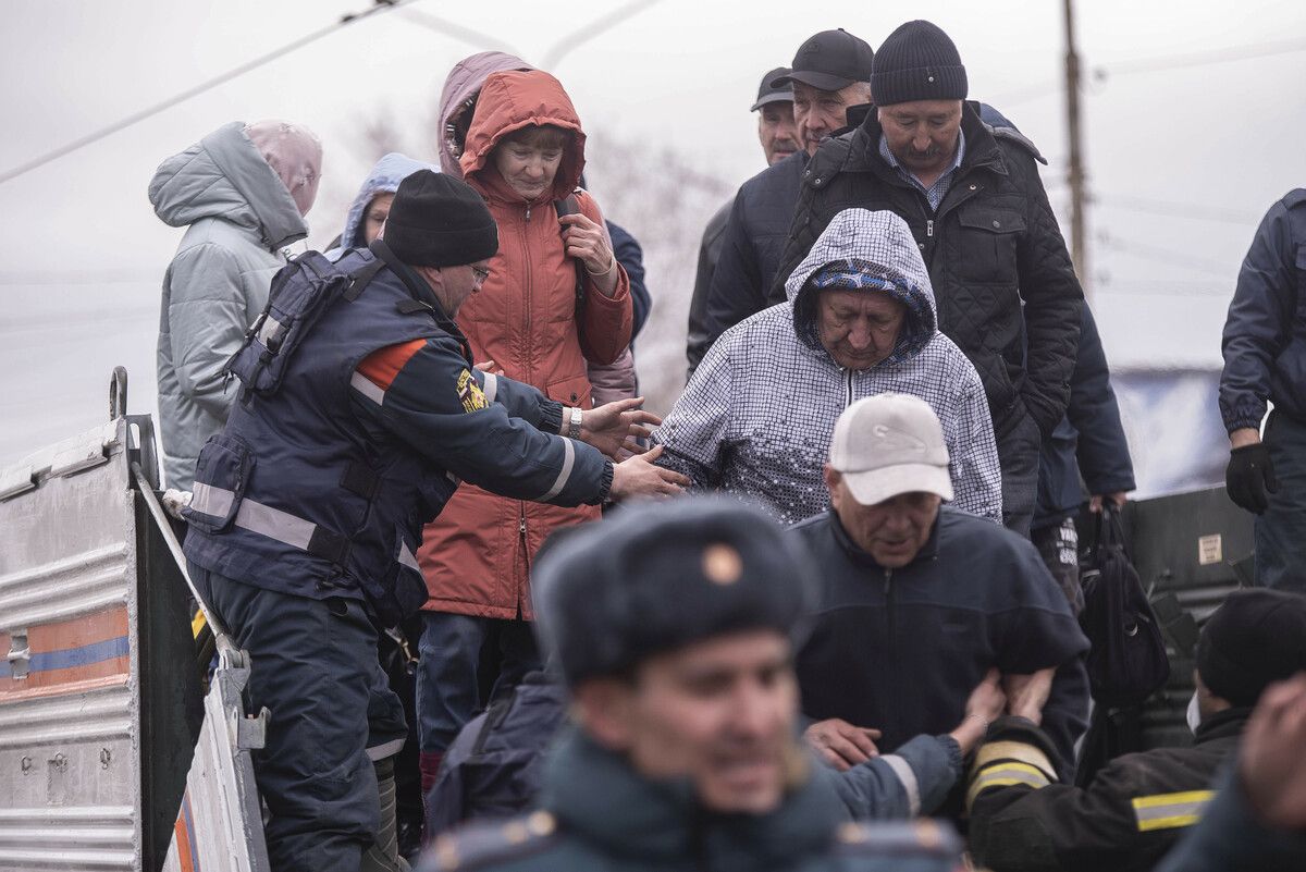 Wegen Überschwemmungen in Russland und Kasachstan sind in den beiden Nachbarländern bereits mehr als 90.000 Menschen in Sicherheit gebracht worden. AP