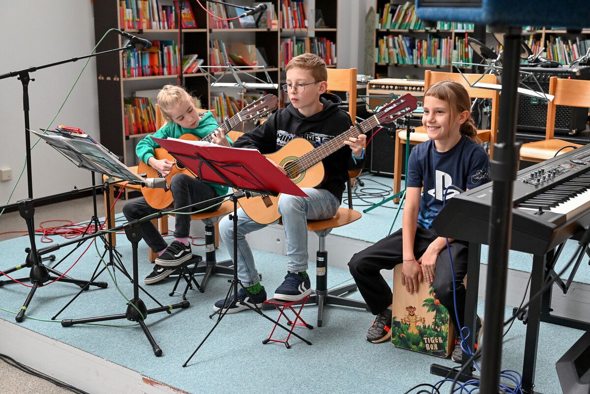 Wenn Bücher auf Musik treffen: Am Freitagnachmittag zeigten Musikschüler ihr Können, und Jasmine Etter von der Bibliothek las Geschichten aus Büchern vor. bvs (3)