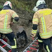 Spielende Buben im Schlamm versunken