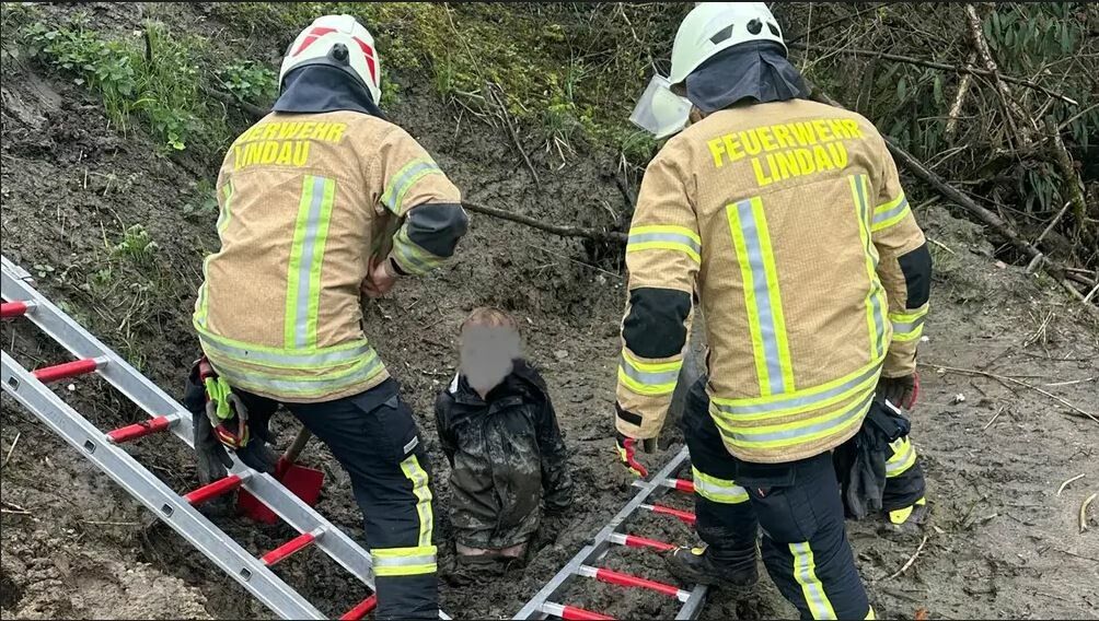 Zwei hüfthoch im Schlamm versunkene Kinder mussten geborgen werden. FW lindau