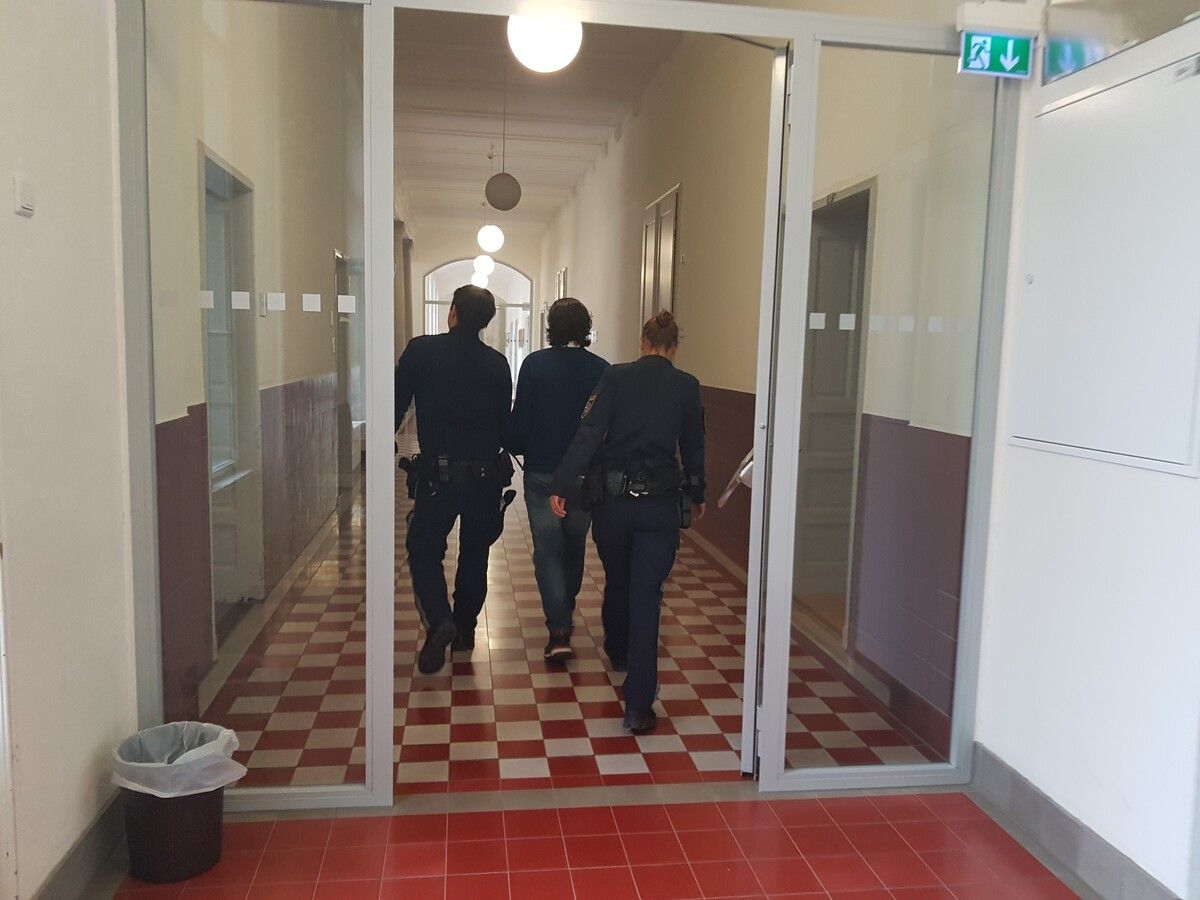 Zwei Jahre Haft gab es in der Vorwoche für diesen Stalker in erster Instanz. Statt Freispruch hieß es zurück in die Justizanstalt. EC