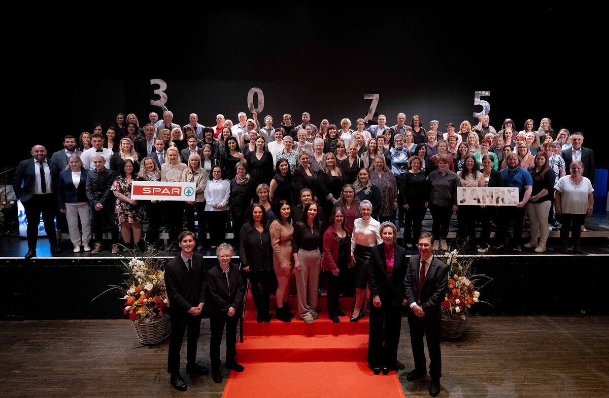 160 Mitarbeiter von Spar wurden geehrt, 42 in den Ruhestand verabschiedet. Fa