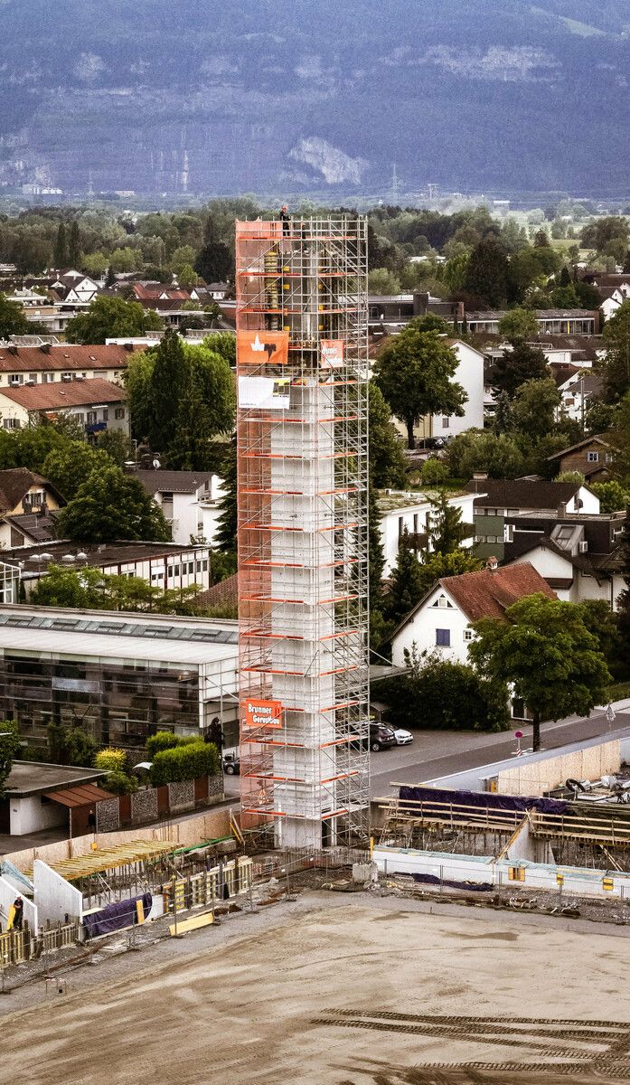 32 Meter hoch ist der Flutlichtturm in der süd-östlichen Ecke bereits, 40 Meter soll er hoch werden. Die alten Masten maßen 35 Meter Höhe.Stiplovsek