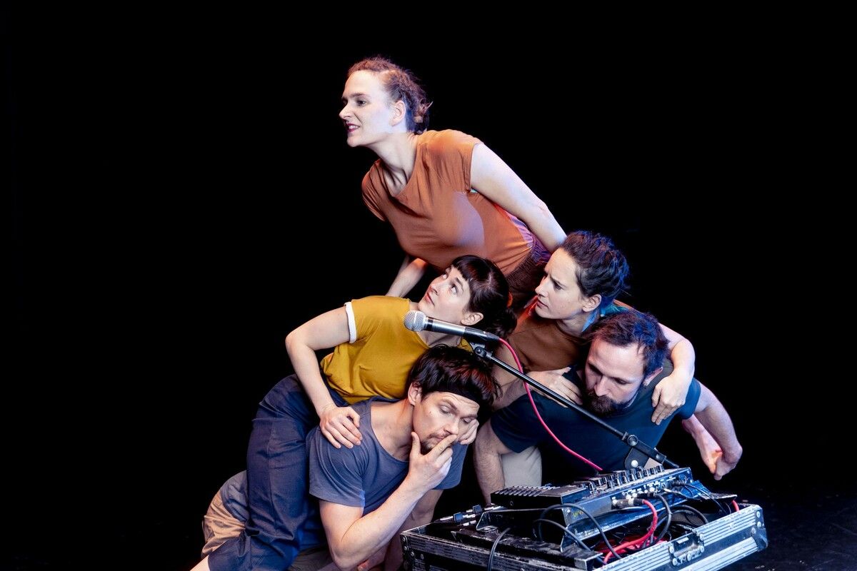 Akrobatik, zeitgenössischer Circus und Tanz (im Bild: Foley) stehen in dieser Woche im Freudenhaus und am Bahnhof Dornbirn im Mittelpunkt. Caravan
