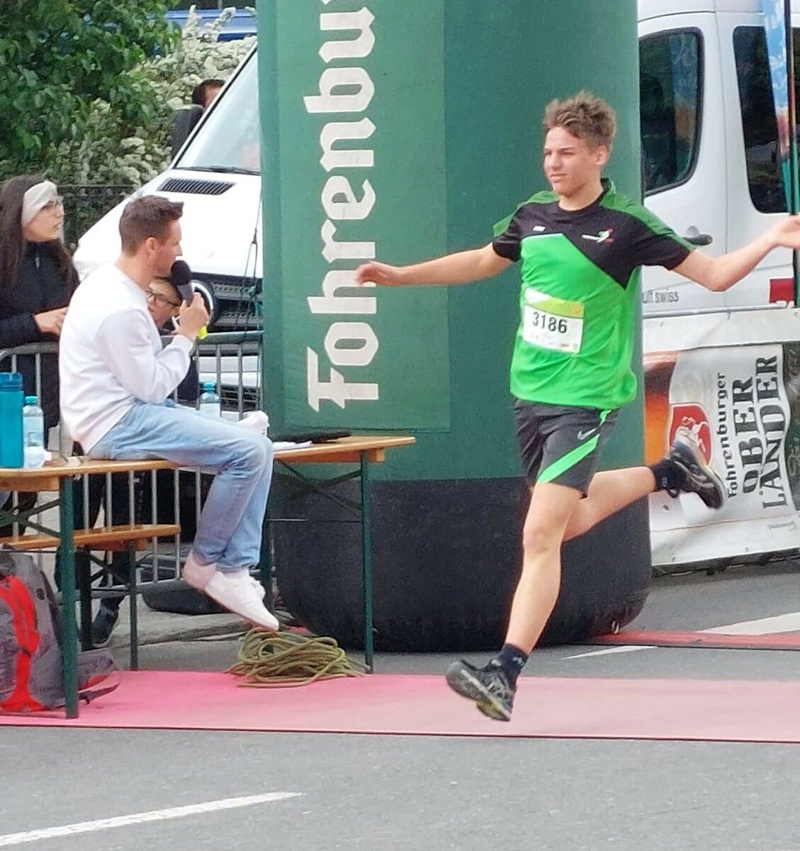 Alex Dobler sprintet kraftvoll über die Ziellinie beim „Bludenz Läuft“ in der Junior Marathon Klasse.TS Weiler