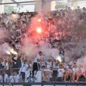 Fanmarsch, aber für den Rasen im Stadion gilt: Betreten verboten