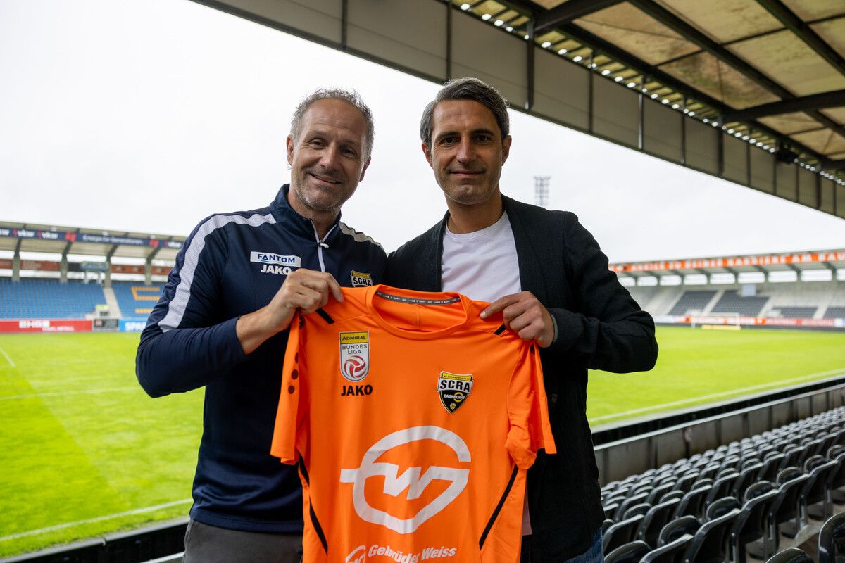 Altachs Sportchef Roland Kirchler fixiert die Zusammenarbeit mit Ramazan Özcan. SCRA