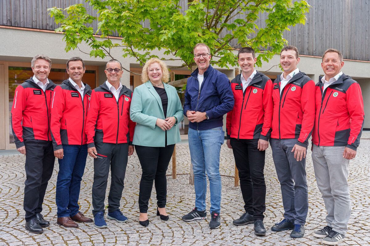 Alter und neuer Vorstand (v. l.) Martin Burger, Bertram Klehenz, Jürgen Bürkle, Rupert Pfefferkorn, Bernhard Bickel, Daniel Künzler mit Martina Schönherr von der Abteilung 1a und Landesrat Christian Gantner. STO (2)