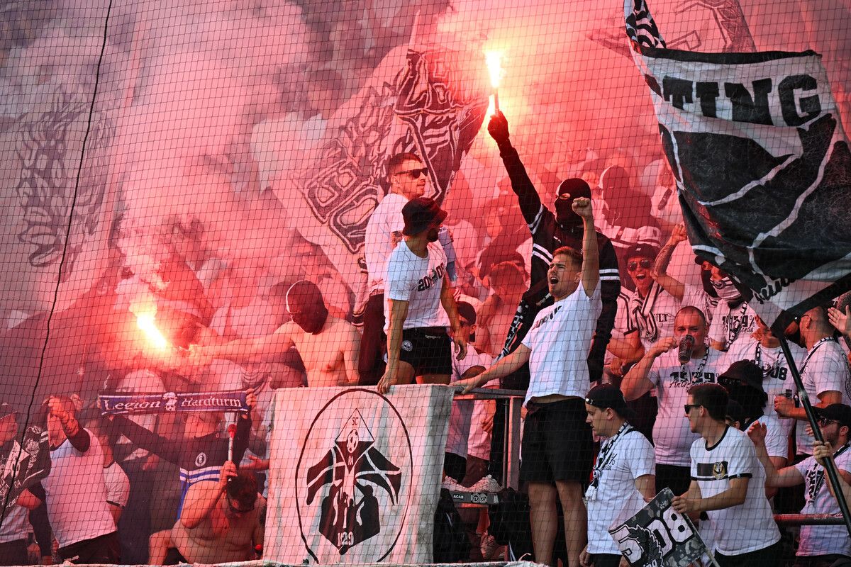 Am Ende zweier BL-Derbysaisonen waren die SCRA-Fans obenauf.gepa