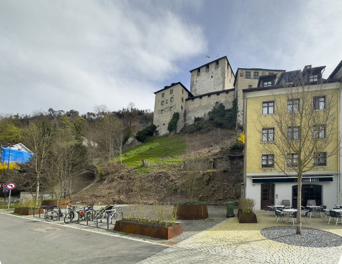 An dieser Stelle in der Feldkircher Innenstadt sollte – zumindest, wenn es nach der AJM geht – ein neues Gebäude entstehen. VN