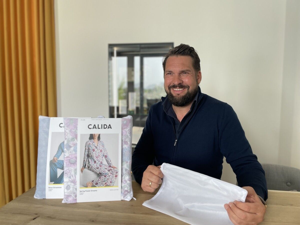 Andreas Zupan-Eugster mit dem wiederverwend-, wasch- und bedruckbaren Netzstoffbeutel aus recyceltem PET. PackSolutions