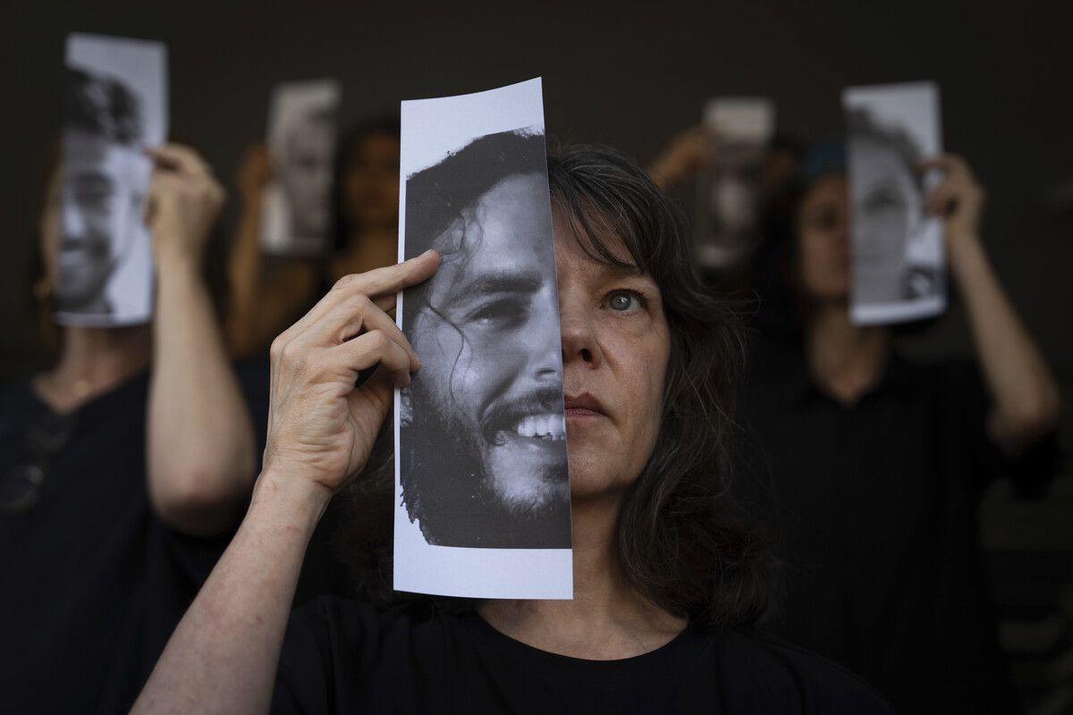 Angehörige und Unterstützer gedenken der israelischen Geiseln der Hamas und fordern ihre Freilassung. AP
