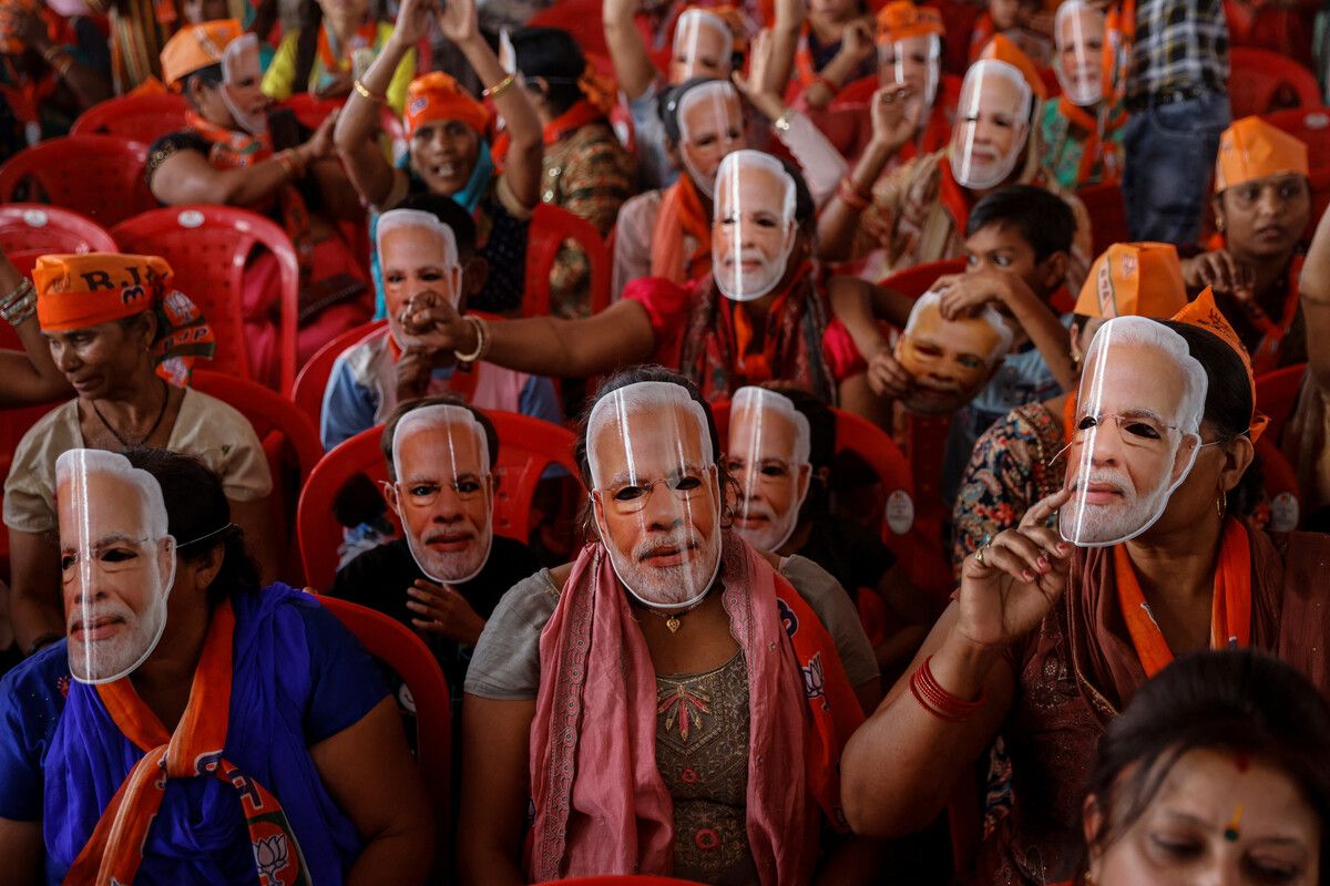 Anhänger des indischen Premierministers Narendra Modi tragen Masken seines Gesichts während einer Wahlkampfveranstaltung. RTS