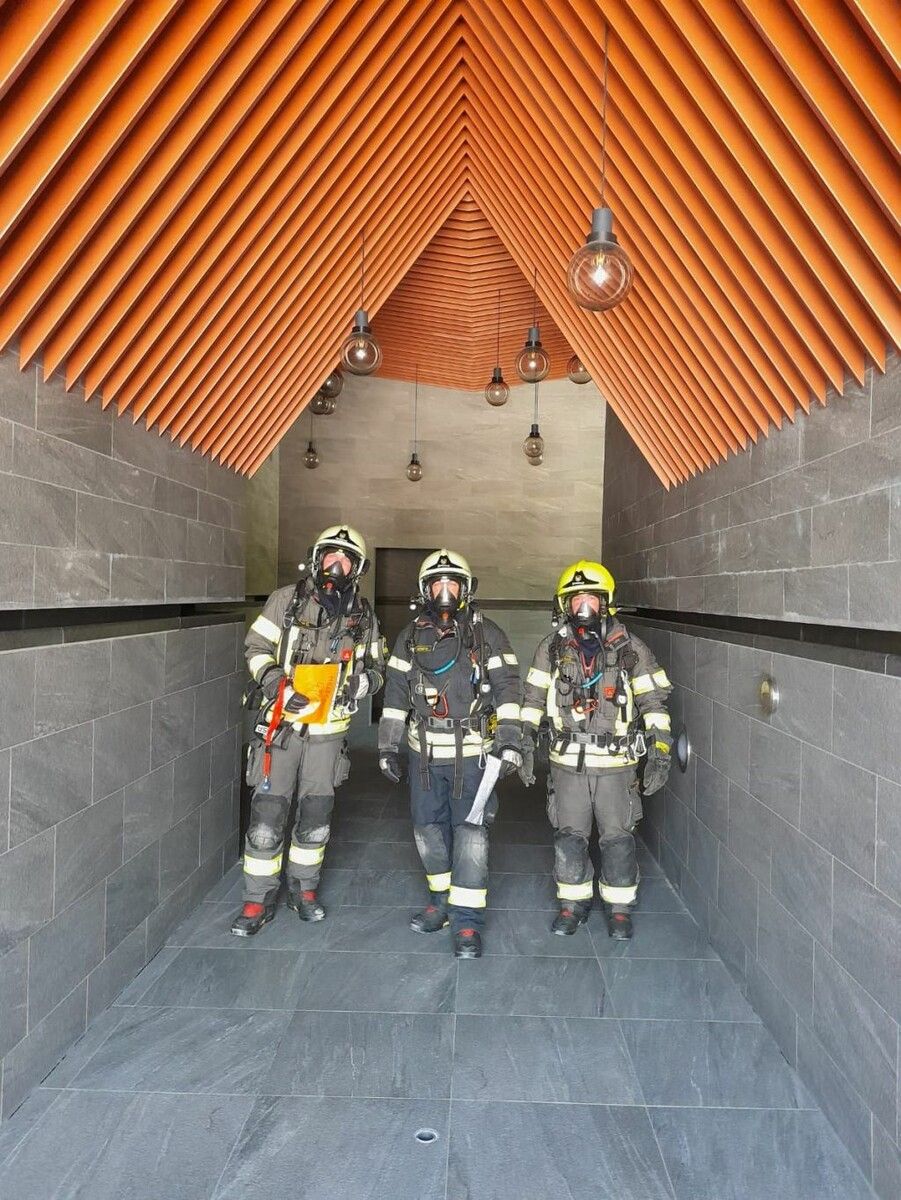 Atemschutztrupps aus verschiedenen Gemeinden nahmen bei der Großübung in Schruns teil.Feuerwehr Montafon
