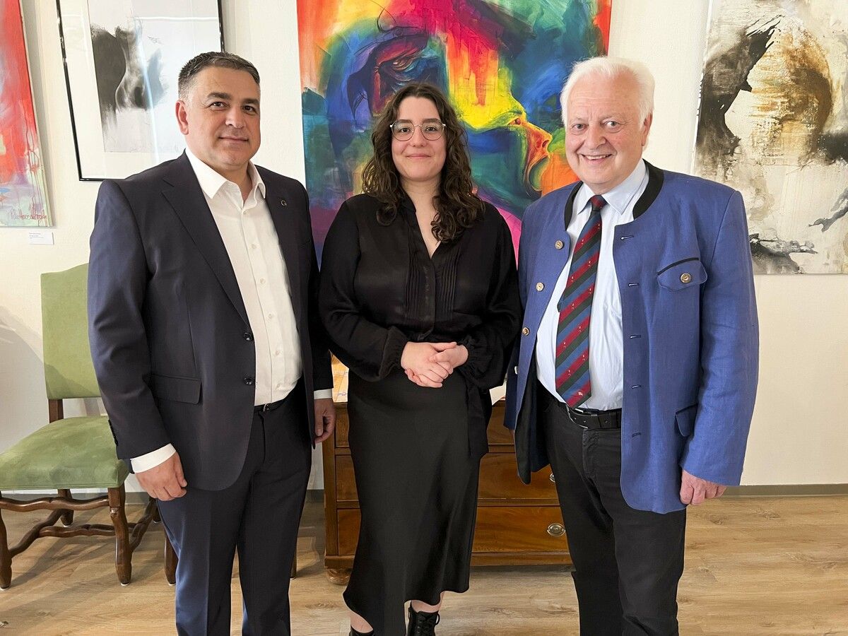 Attila Dincer, Künstlerin Pelin Hacisalihoglu und Kunstexperte Manfred Rützler luden zur Vernissage. Franc