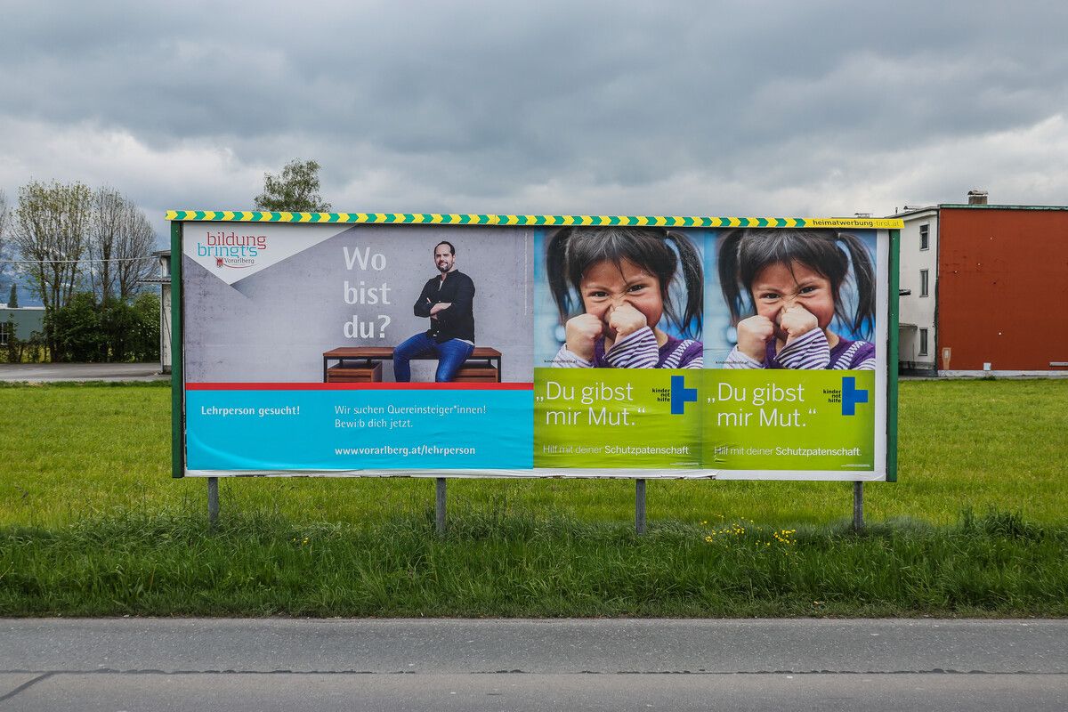 Auch mit großen Plakaten wird überall in Vorarlberg um Lehrpersonal geworben. VN/Steurer
