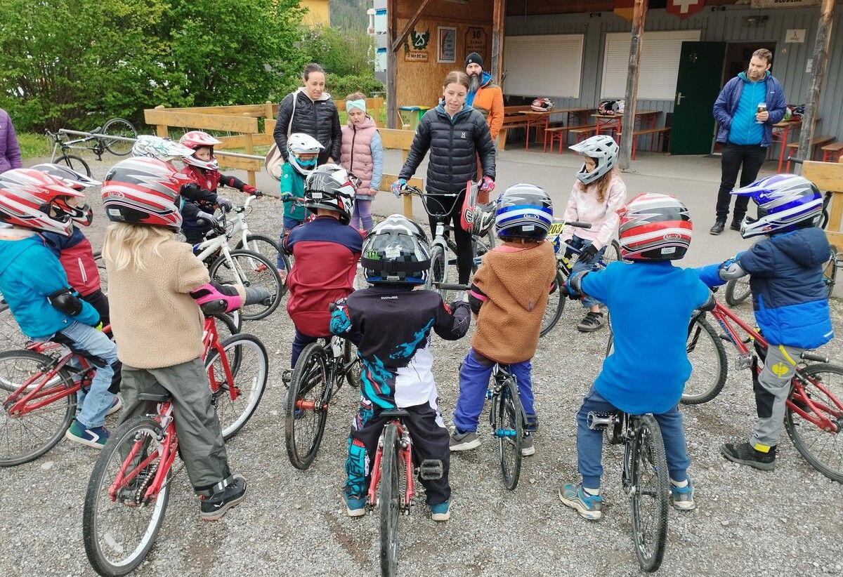 Aufmerksam folgen die Kinder den Einführungen von Übungsleiterin Hannah Muther.