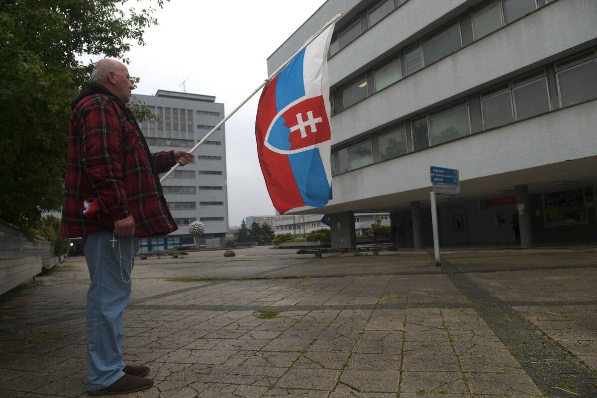 Ausharren vor dem Spital hieß es für diesen Anhänger der slowakischen Regierung.AFP