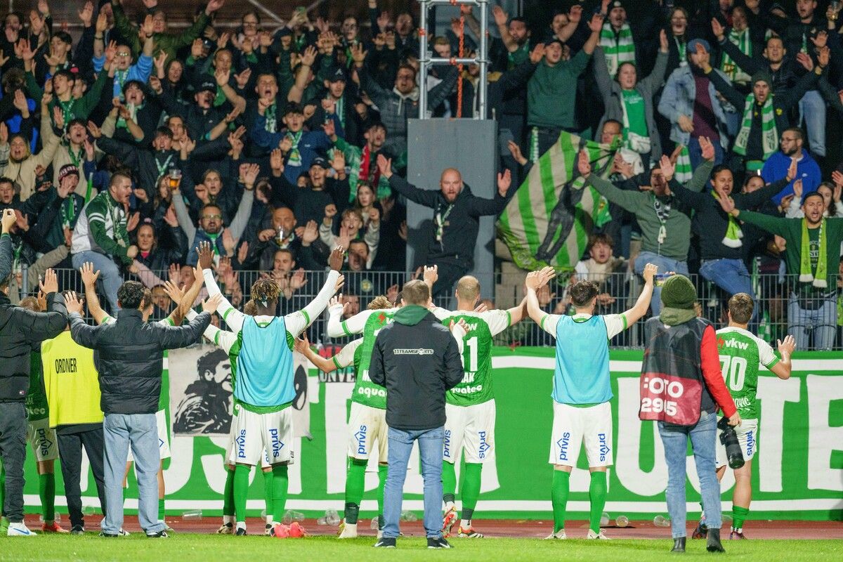 Austria Lustenaus Spieler feierten gemeinsam mit ihren Fans den Sieg über Austria Wien. Heute ist wohl allgemeines Zittern angesagt.apa