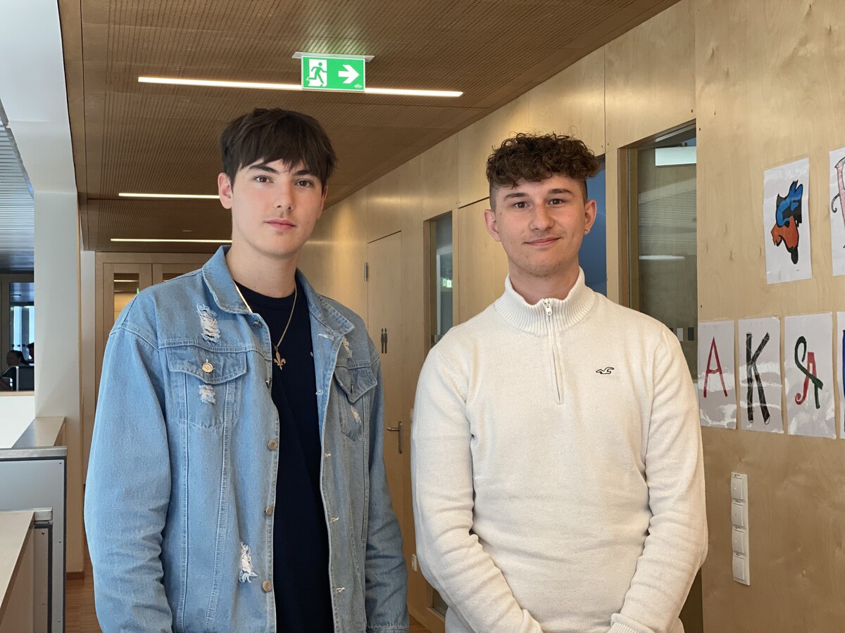 Bakir Kadric (17) und Vladan Stanojevic (20) haben Fragen an den SPÖ-Spitzenkandidaten Philipp Kreinbucher gestellt. vn