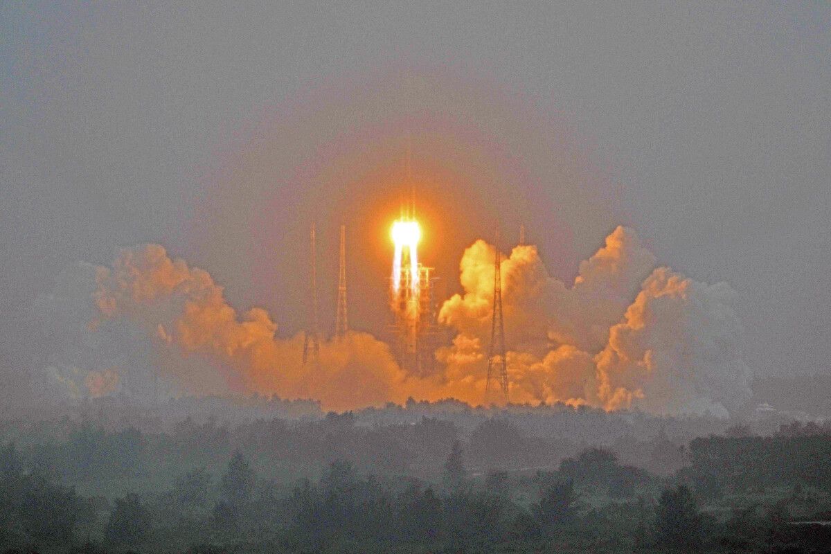 Bei Regen hebt im chinesischen Weltraumstartzentrum Wenchang eine Rakete mit einer Mondsonde ab. AFP