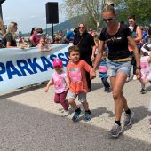 Mädels und Buben schnüren Laufschuhe
