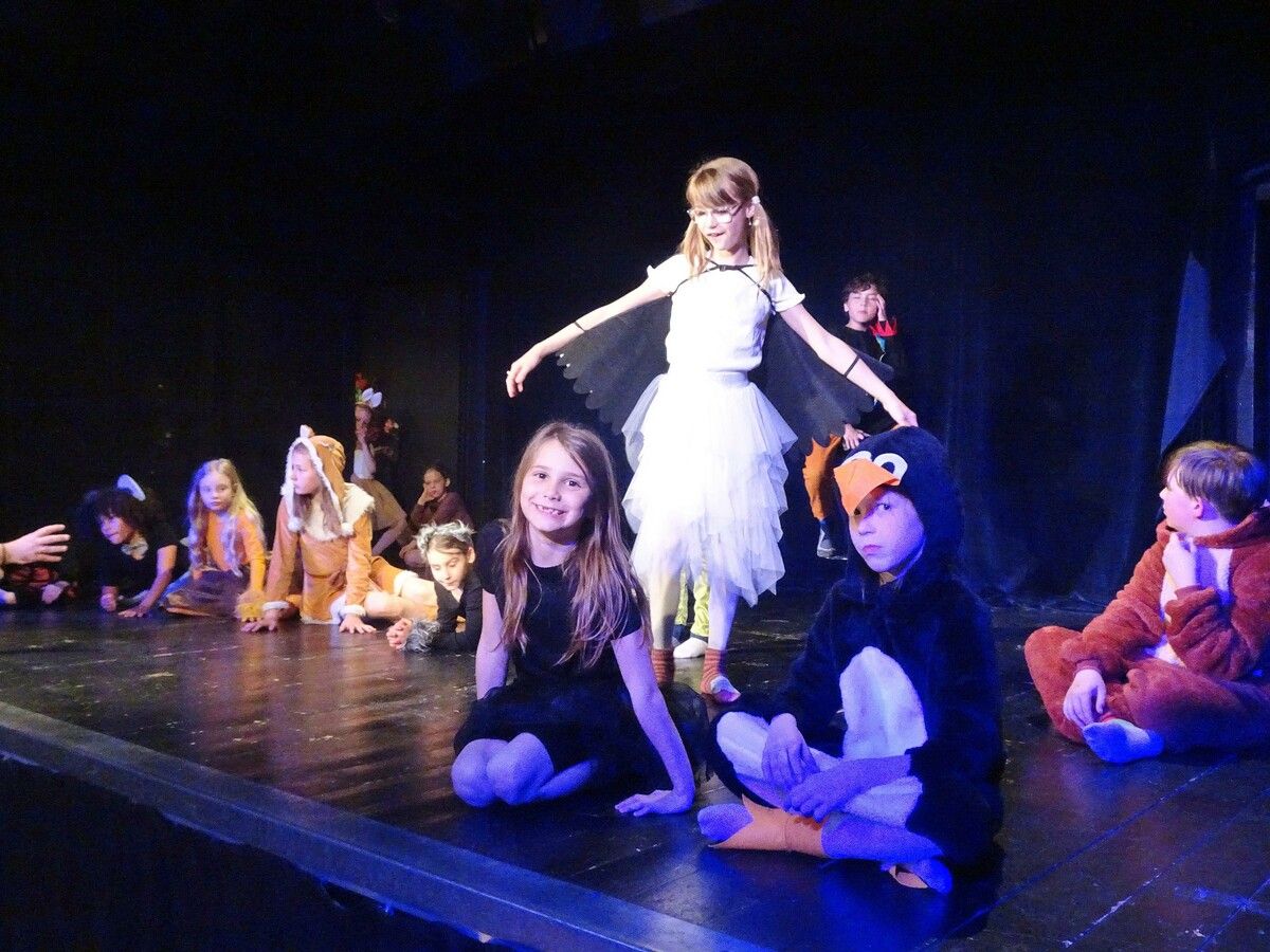 Beim Theaterspielen lernen die Kinder, sich selbstbewusst zu zeigen.