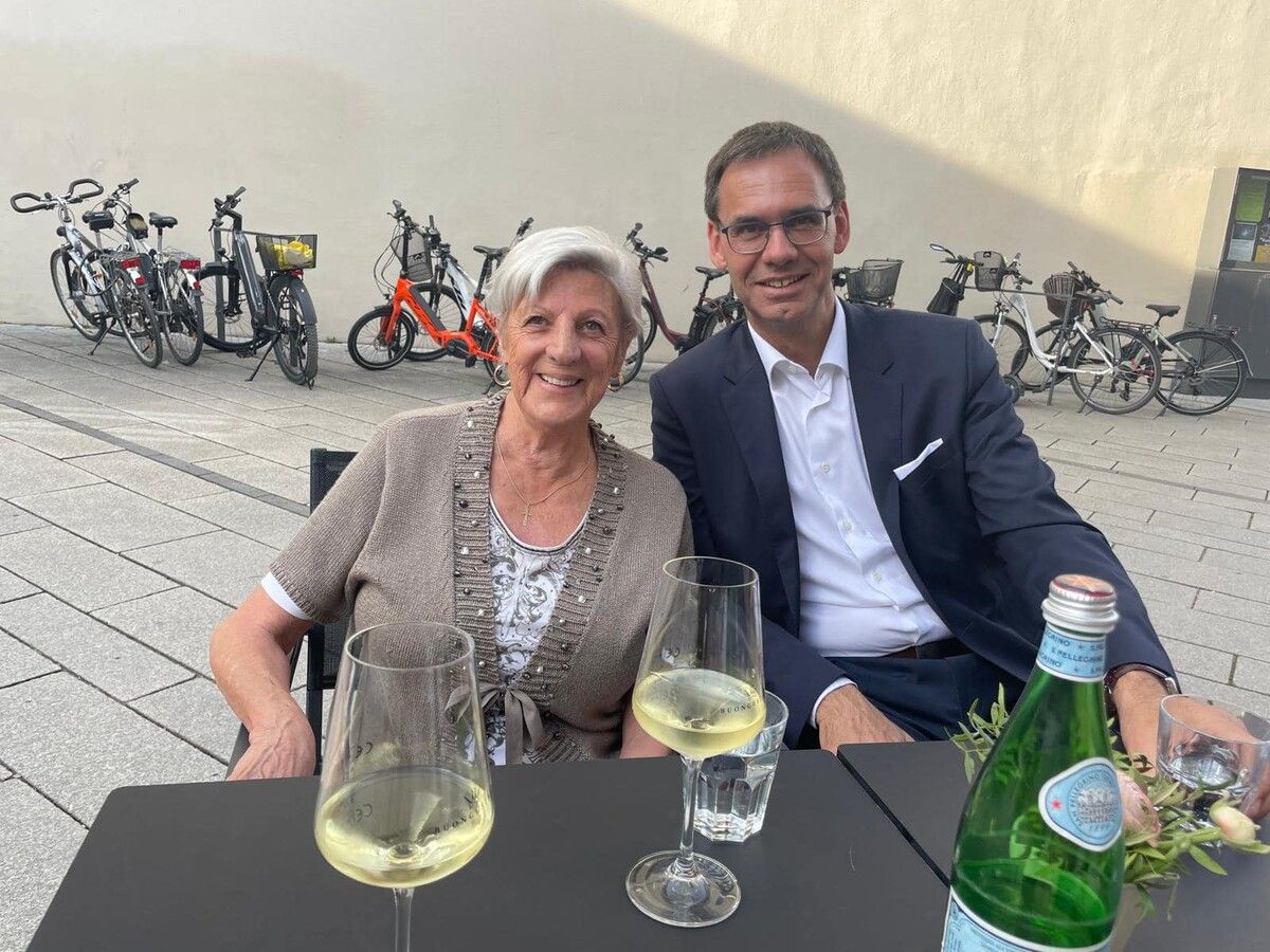 BFG-Eventpatin Renate Mitterhuber bedankte sich bei Landeshauptmann Wallner für die Einladung und Bewirtung der Gildenball-Gewinner.BFG