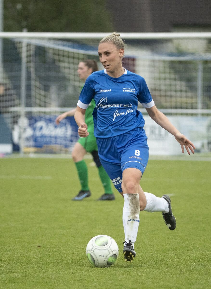 Bild aus dem Vorjahresfinale: Theresa Leite ist Taktgeberin im Spiel der SPG Leiblachtal.ms