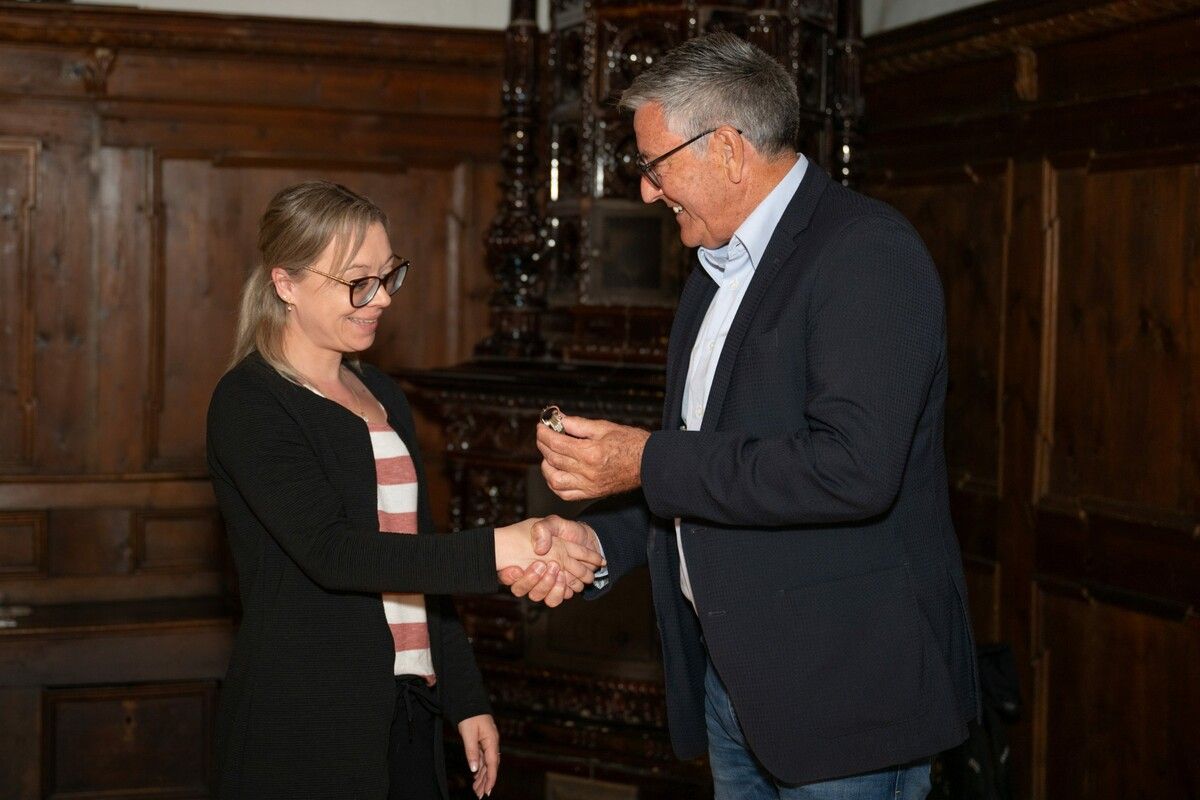 Bürgermeister Matt bei der feierlichen Schlüsselübergabe. Speckle