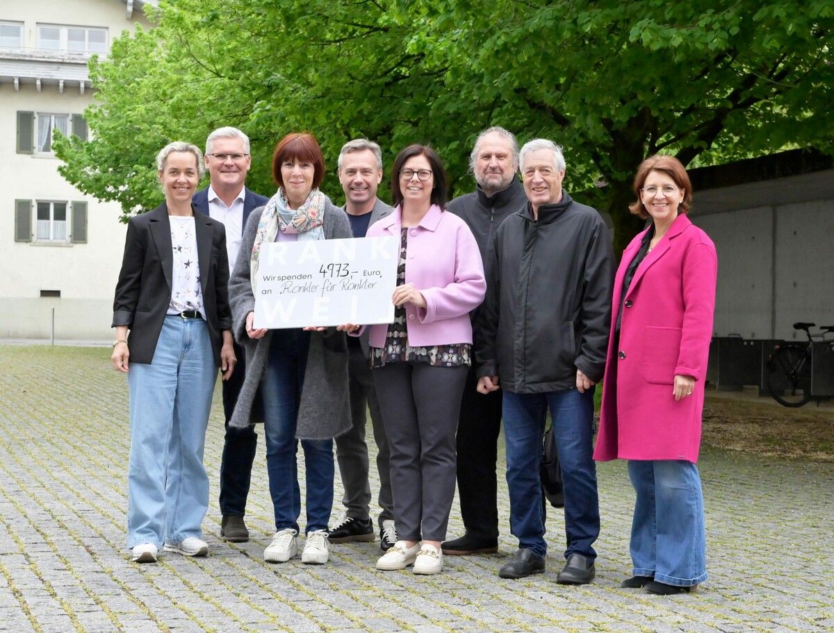 Bürgermeisterin Katharina Wöß-Krall nahm den Scheck entgegen.Gemeinde