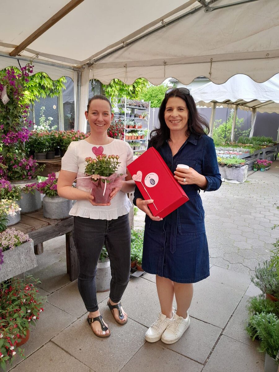 Chantal und Ulrike Hagen (von links) mit der Muttertagsbox des FC Lustenau.VN