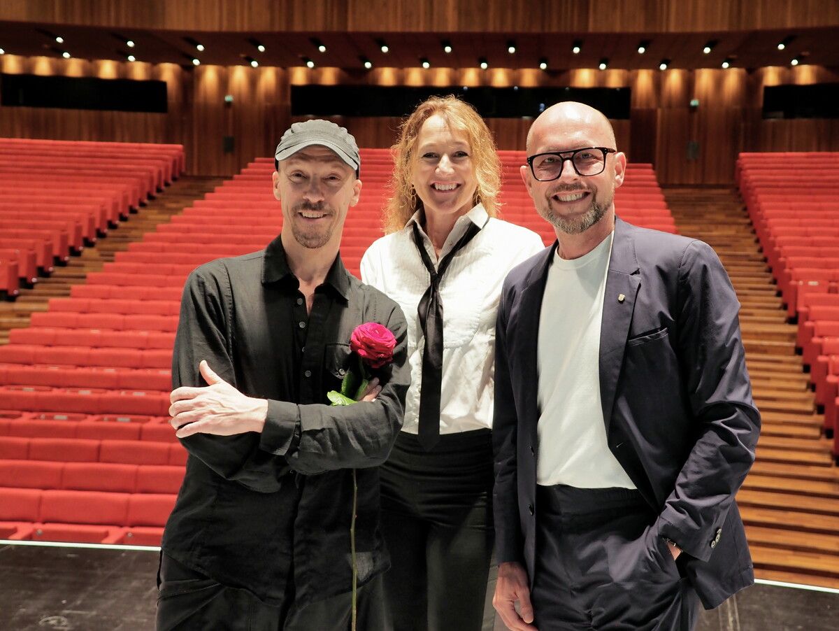 Choreograf Richard Siegal mit Bürgermeister Michael Ritsch und Kulturserviceleiterin Judith Reichart nach der fulminanten Aufführung im Bregenzer Festspielhaus. Sie