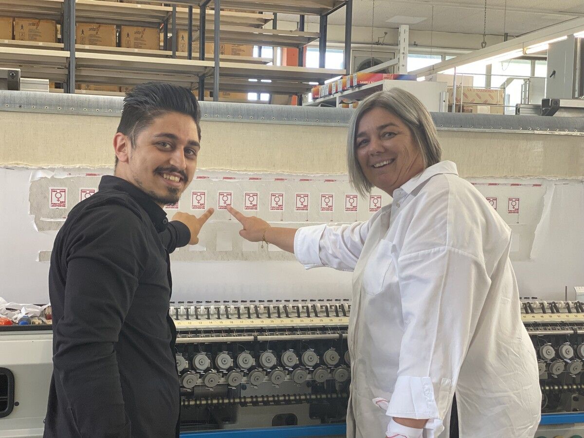 Christine Böhmwalder (Philatelie Liechtenstein) mit Melik von der Stickerei.