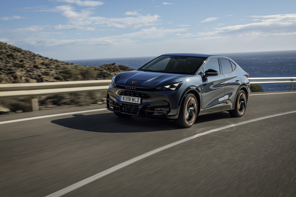 Cupra Tavascan: Vorne Dreiecks-LEDs und Leuchtlogo. Werk