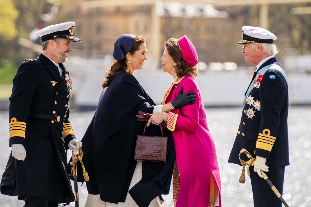 Dänemarks König Frederik X und Königin Mary wurden von Schwedens König Carl XVI. Gustaf und Königin Silvia herzlich empfangen.afp