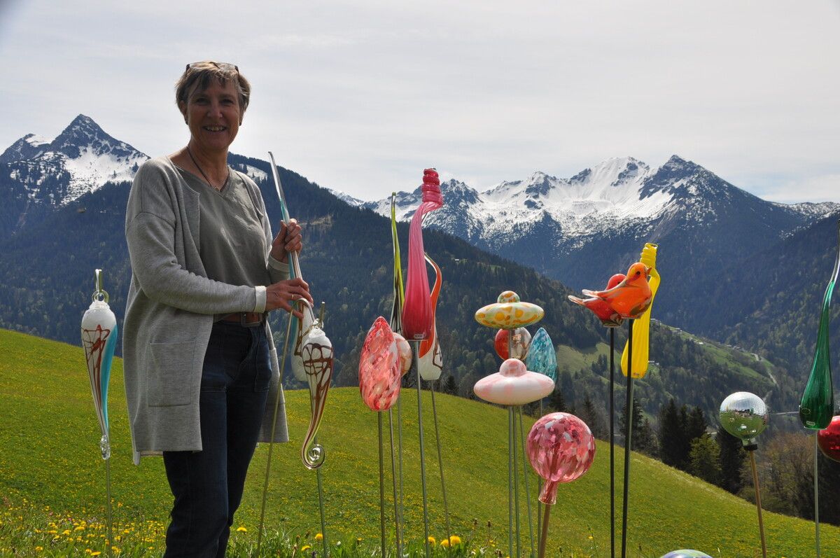 Daniela Bickel mit ihren Kunstwerken aus Glas. HAB
