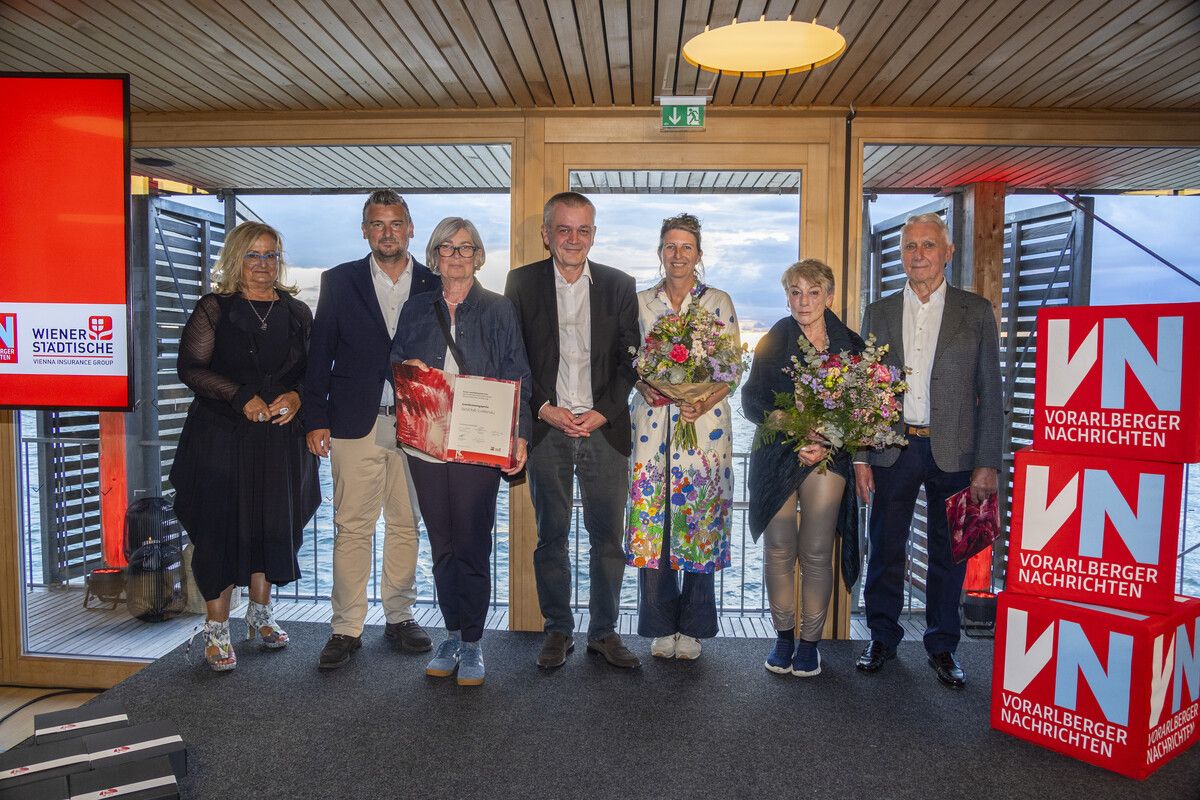 Daniela Egger (Mitte) wurde mit dem Hauptpreis ausgezeichnet, die Anerkennungspreise gingen an die Kunst im Rohnerhaus von Alwin Rohner (rechts) und an den Jazzclub Lustenau (mit Martha Bösch und Walter Weber). Lisi Hämmerle erhielt den Sonderpreis der Jury. VN/Paulitsch