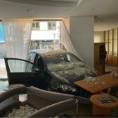 L17-Anwärterin kracht in Bankfiliale