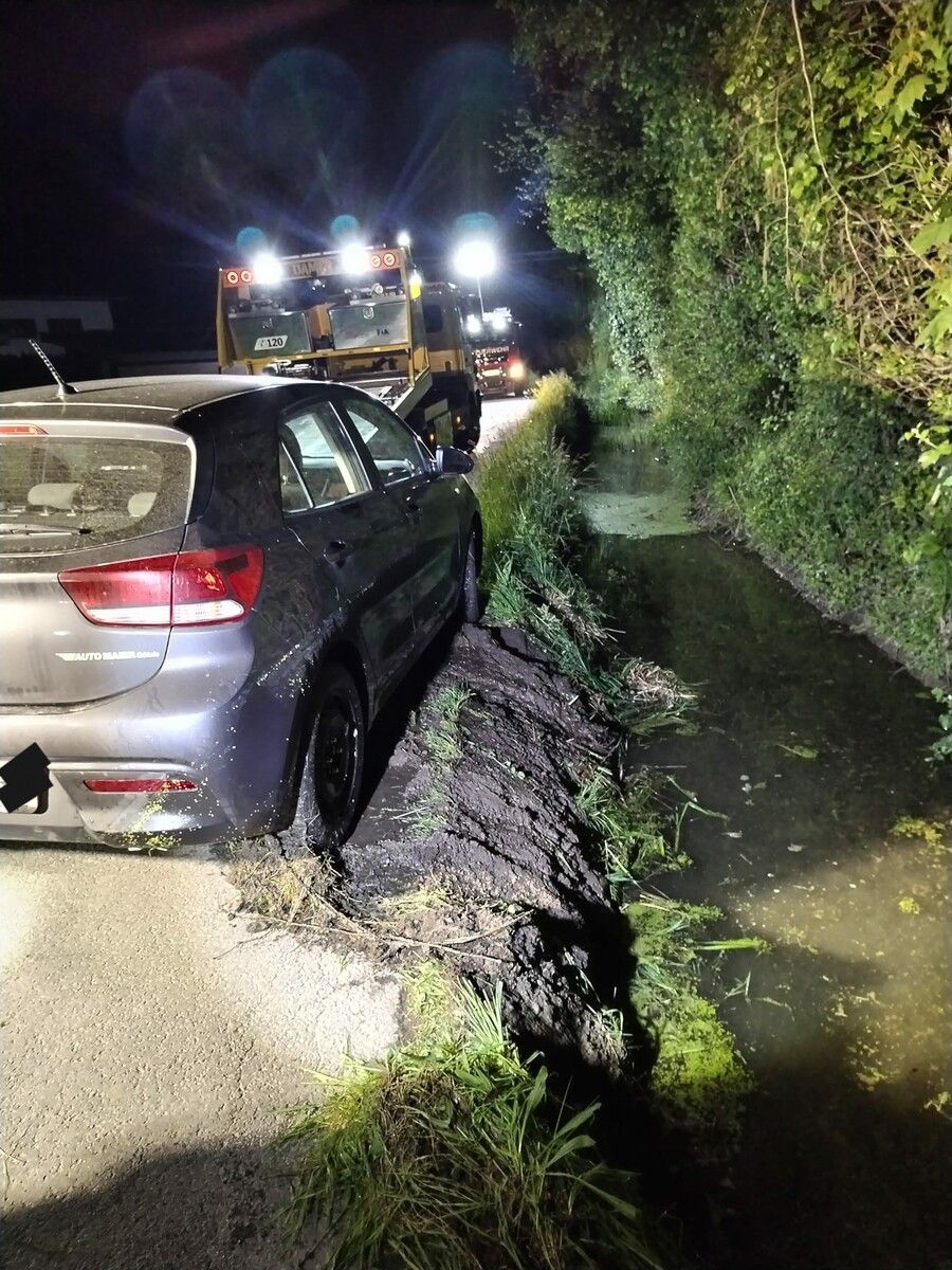 Das Auto wurde von der Feuerwehr aus dem Bach gezogen. FW Tosters